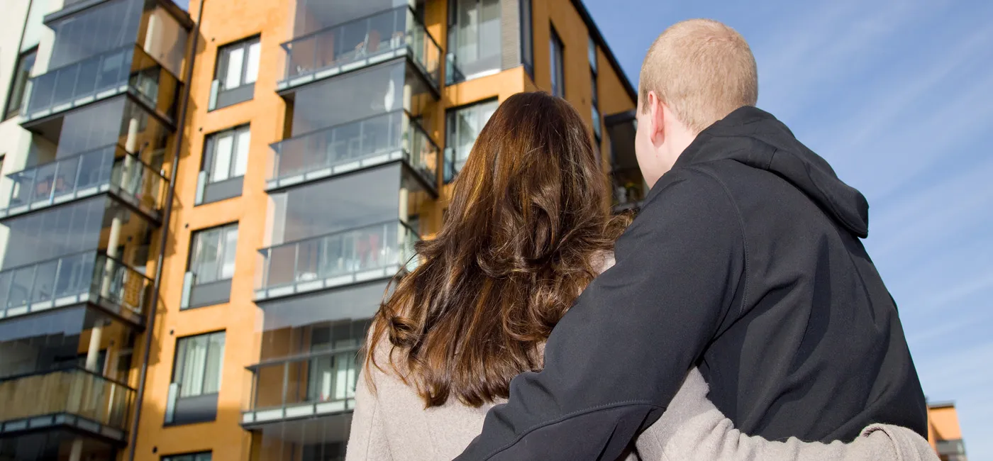 Couple Fixing A Mortgage